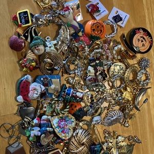 Big lot of 111 piece assorted estate sale ladies /girls pins, beautiful jewelry